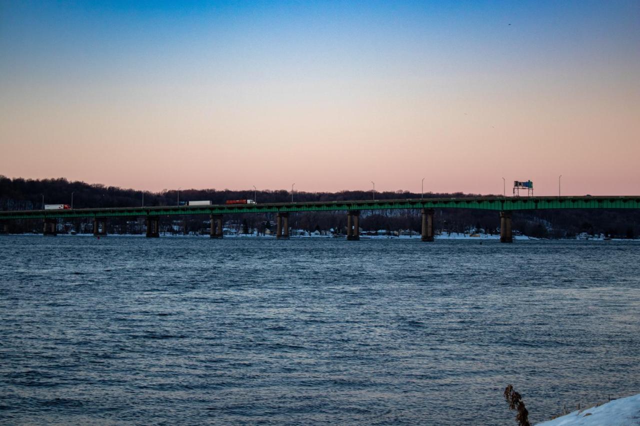 Holiday Inn Express Le Claire Riverfront-Davenport By Ihg Exterior foto